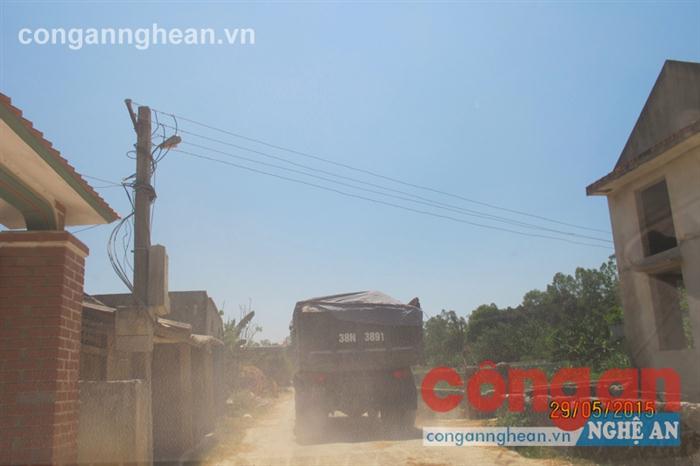 Xe tải chở đá “băm nát” tuyến đường