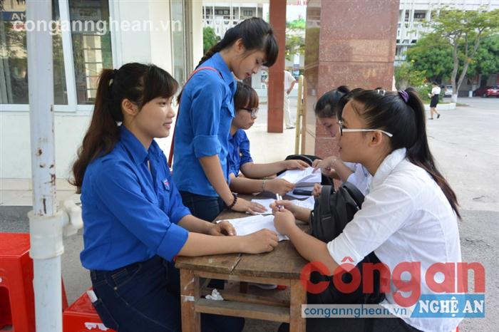 Sinh viên tình nguyện hướng dẫn thí sinh tham gia kỳ thi đánh giá năng lực 
