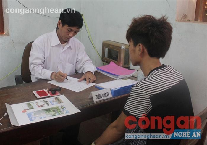 Công an xã Đà Sơn vận động người dân tố giác tội phạm