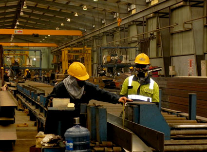 Nhà máy thép PEB (KCN Đông Xuyên) là một trong số ít các mhà máy thép có công nghệ sản xuất thân thiện với môi trường. Trong ảnh: Công nhân nhà máy thép PEB chế tạo cột kèo cho nhà thép tiền chế. 