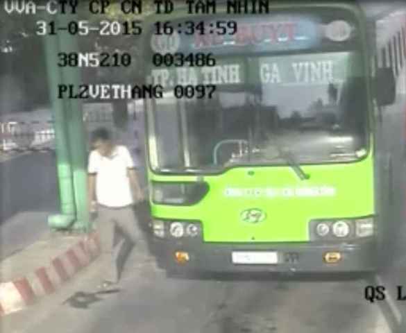 Thủ phạm cầm dao xuống xe sau khi gây án. Hình ảnh do camera trạm thu phí cầu Bến Thủy ghi lại