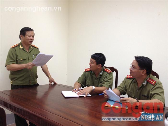 Cán bộ Phòng An ninh văn hóa - Chính trị nội bộ Công an tỉnh                                trao đổi về các phương án bảo vệ các kỳ thi  