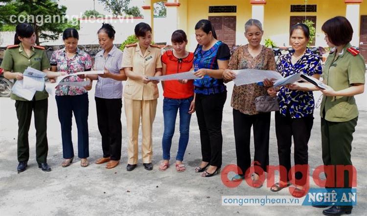 Phụ nữ trong lực lượng Công an tuyền truyền pháp luật tới người dân
