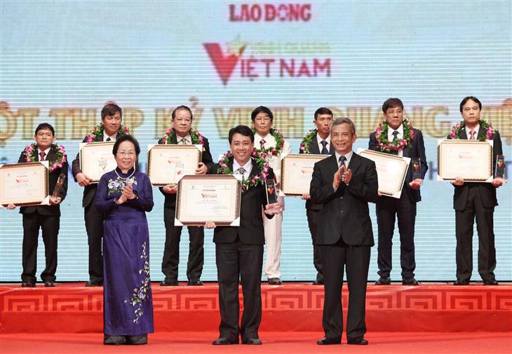 Tôn vinh các tập thể, cá nhân tiêu biểu là kịp thời động viên và khích lệ phong trào thi đua yêu nước