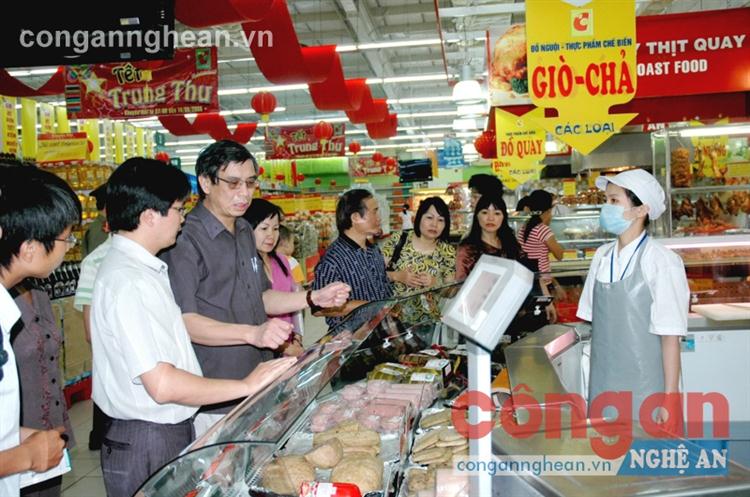 Lực lượng chức năng tăng cường kiểm tra an toàn thực phẩm dịp nắng nóng kéo dài