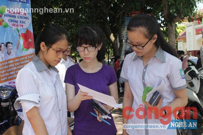 Thí sinh trao đổi bài sau khi kết thúc môn thi