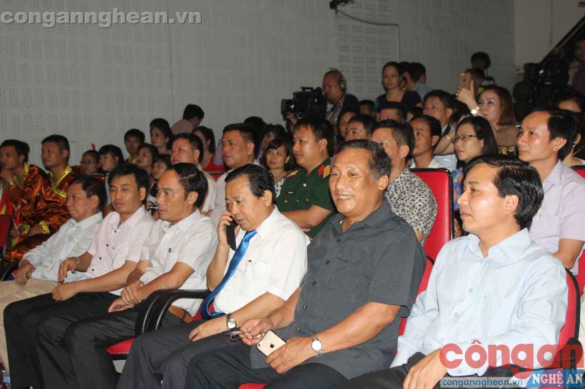 Đêm liên hoan thu hút rất đông các phóng viên, nhà báo tham dự