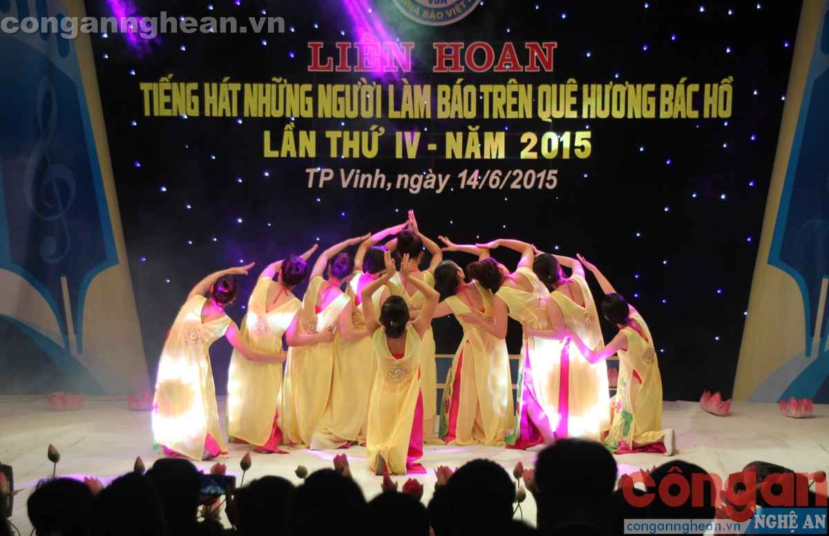 Một góc tạo hình đẹp trong tác phẩm 'Lung linh sen hồng' của Báo Công an Nghệ An