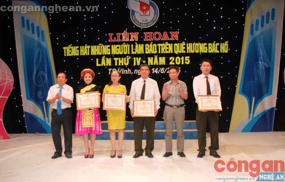 Trao giải Nhì cho các đơn vị