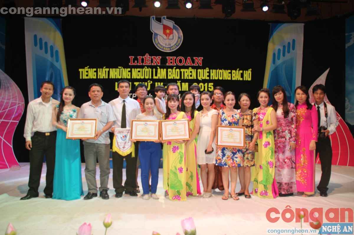 Tập thể CBCS Báo Công an Nghệ An tham dự liên hoan