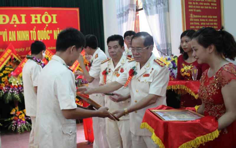 Các tập thể và cá nhân điển hình tiên tiến trong phong trào thi đua Vì ANTQ được tôn vinh.