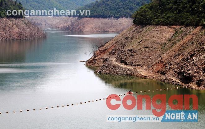 Nếu tình hình khô hạn tiếp tục kéo dài, các hồ thủy điện trên địa bàn tỉnh có thể chạm mốc mực nước chết (Trong ảnh: Hồ thủy điện Bản Vẽ còn 2 m nữa là đến mực nước chết)