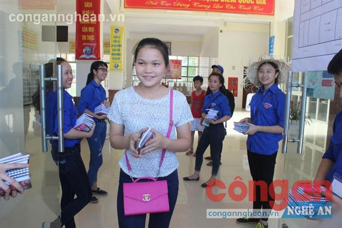 Tình nguyện viên hướng dẫn thí sinh làm thủ tục thi