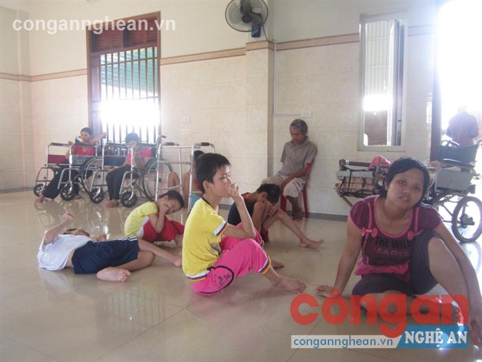Những nạn nhân chất độc da cam/dioxin                                                                  rất cần sự chung tay giúp đỡ của cộng đồng