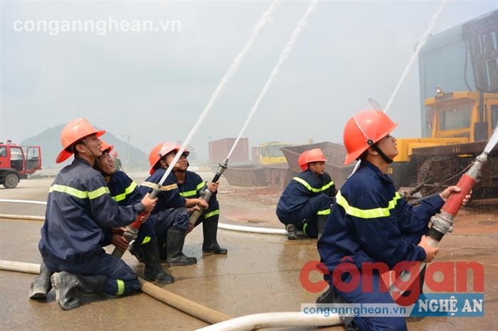 Những người lính cứu hỏa luôn xông pha tuyến đầu  vì sự bình yên của nhân dân