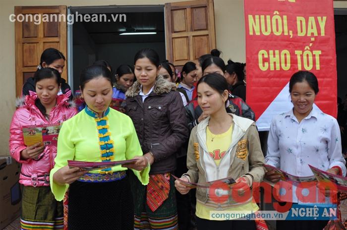 Cán bộ, cộng tác viên dân số tuyên truyền, vận động                   thực hiện chính sách DS-KHHGĐ cho người dân                        vùng dân tộc thiểu số