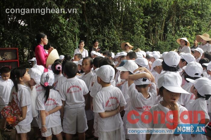 Các cháu Trường Mầm non Vinh Tân háo hức, thích thú            khi được nghe thuyết minh về thuở thiếu thời của Bác