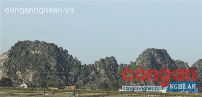 Lèn đá Vũ Kỳ nằm sát                 nghĩa trang của 5 xóm                    thuộc xã Đồng Thành