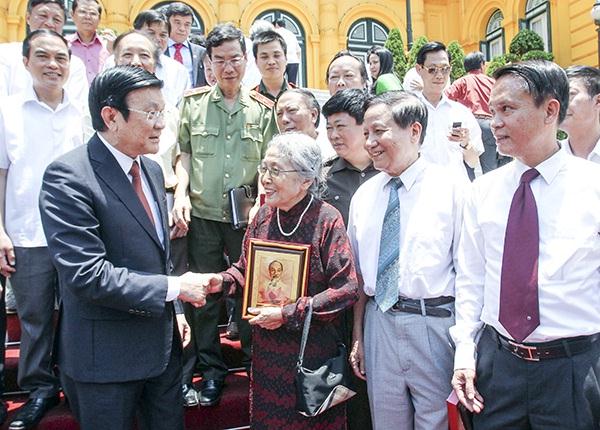 Chủ tịch nước Trương Tấn Sang gặp mặt thân mật các thế hệ làm báo.