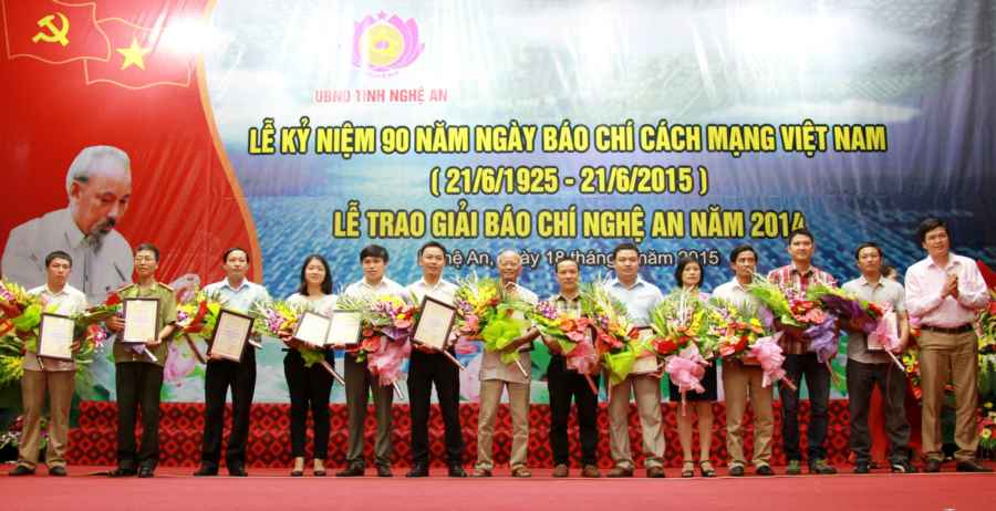Trao giải cho các tác giả đạt giải giải báo chí Nghệ An năm 2014.