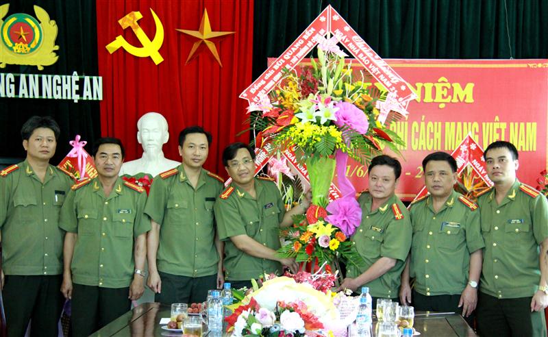 Thừa ủy quyền của lãnh đạo Bộ Công an, đồng chí Đại tá Hồ Văn Tứ đã trao lẵng hoa của đồng chí Trung tướng Bùi Quang Bền, Ủy viên Trung ương Đảng, Thứ trưởng Bộ Công an chúc mừng Báo Công an Nghệ An nhân ngày báo chí. 
