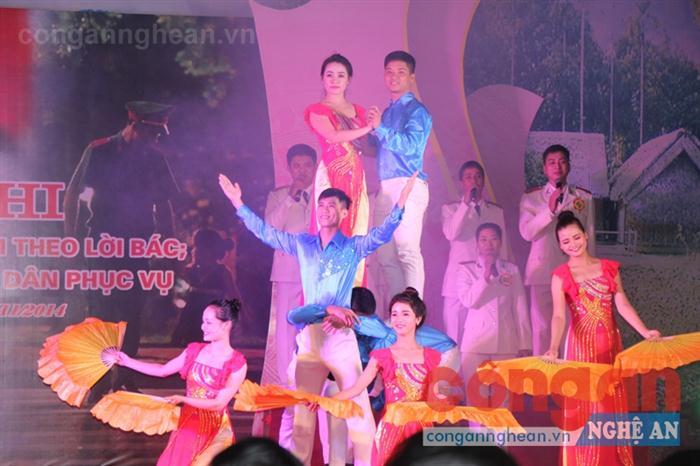 Đội văn nghệ xung kích Công an tỉnh với chương trình nghệ thuật được dàn dựng công phu, đặc sắc