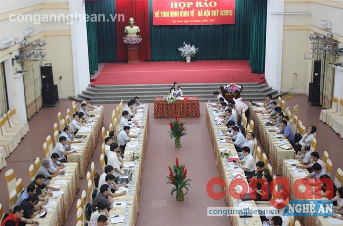 Quang cảnh buổi họp báo sáng 23/6 của UBND tỉnh