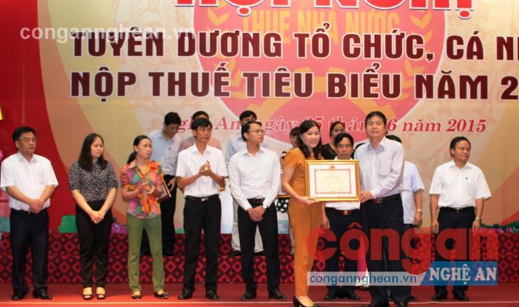 Khen thưởng cho các tổ chức có thành tích tiêu biểu trong nộp thuế năm 2014