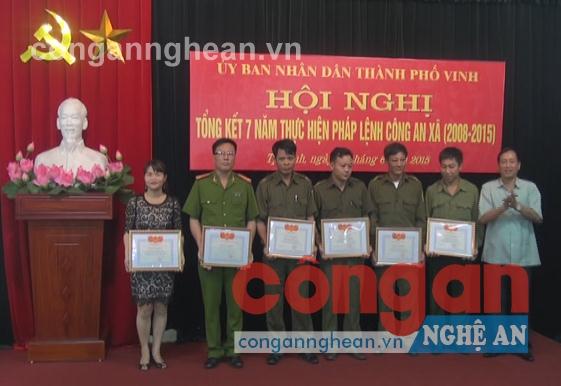 Các tập thể và cá nhân được khen thưởng vì có thành tích                  xuất sắc trong thực hiện Pháp lệnh Công an xã