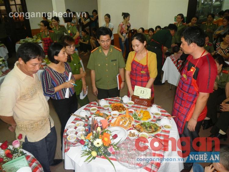 Cuộc thi “Ấm áp bữa cơm gia đình” trở thành “ngày hội” với các gia đình hội viên Phụ nữ Công an Nghệ An (Trong ảnh: Hội viên Hội Phụ nữ                    Báo Công an Nghệ An đang thuyết trình về phần thi của mình)
