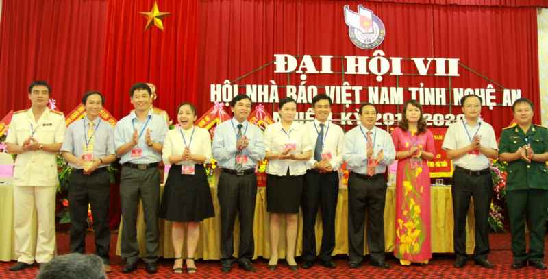 Ban chấp hành Hội nhà báo Nghệ An lần thứ VII, nhiệm kỳ 2015 – 2020 ra mắt và nhận nhiệm vụ. 