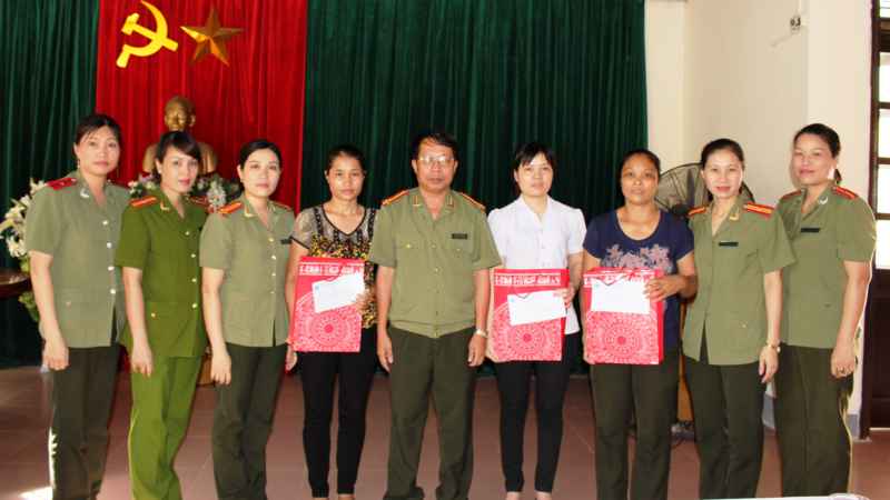 Đại diện Hội phụ nữ và các đơn vị tặng quà cho các gia đình khó khăn