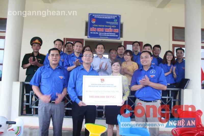 Ban Thường vụ Tỉnh đoàn và Đoàn khối Doanh nghiệp Trung ương bàn giao công trình sân chơi cho trẻ em