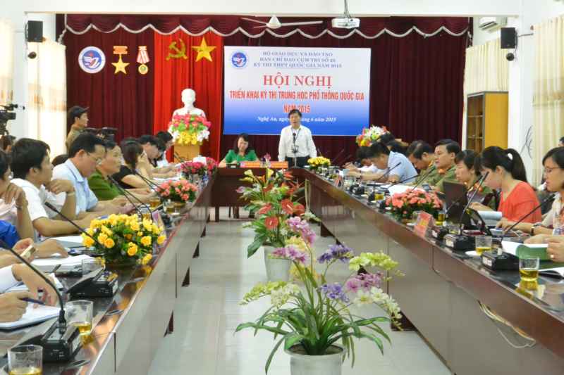 GS.TS Đinh Xuân Khoa, Hiệu trưởng trường Đại học Vinh báo cáo công tác chuẩn bị kỳ thi THPT quốc gia