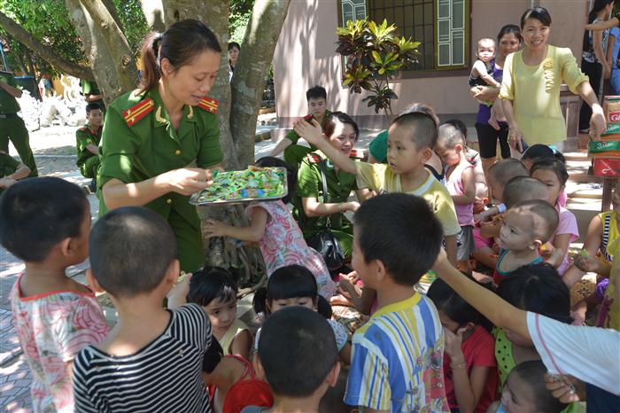 CBCS tặng quà cho các em nhỏ ở trại trẻ mô côi