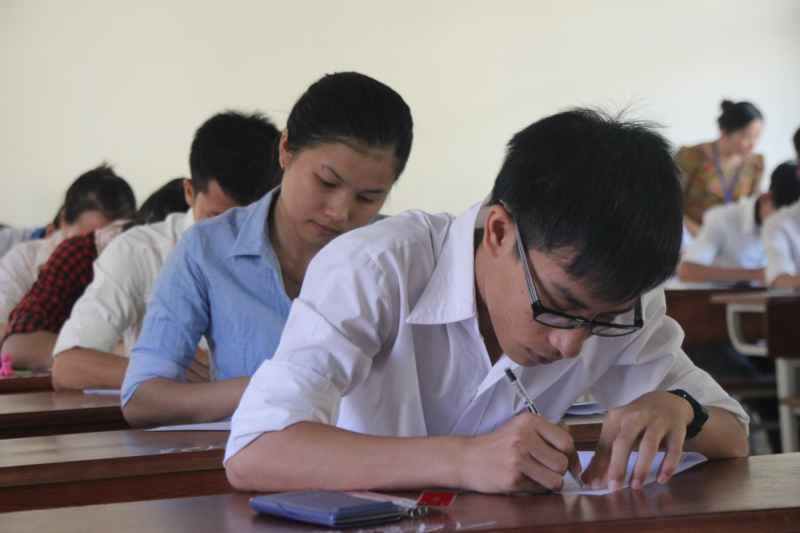 8h, trong phòng thi các em bắt đầu làm bài