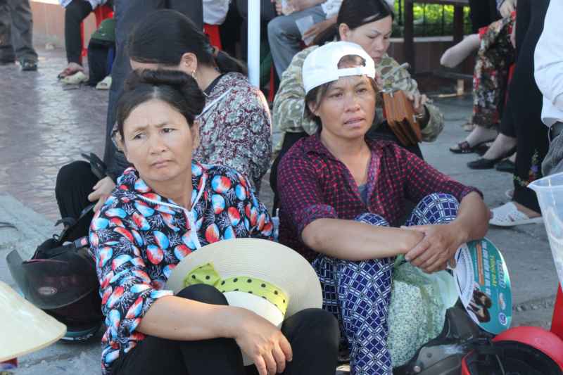Những người mẹ - họ đã hi sinh, nuôi nấng các con ăn học, giờ lại dừng mọi công việc của mình để ngồi giữa trời nắng nóng để động viên, mong mỏi con trong một kì thi quan trọng