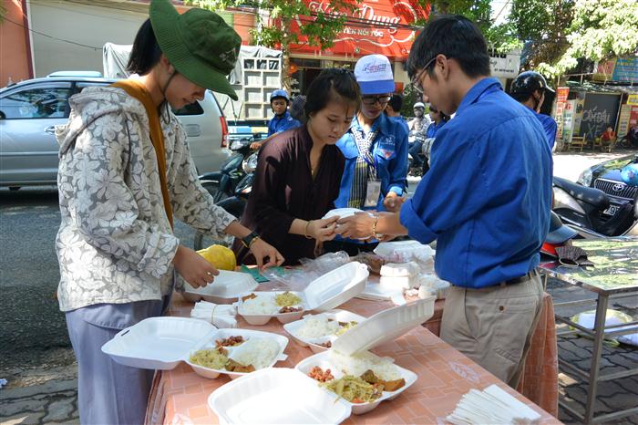 Những hộp cơm nóng hổi, cung cấp đầy đủ chất dinh dưỡng, đảm bảo an toàn vệ sinh thực phẩm phục vụ tận tay thí sinh