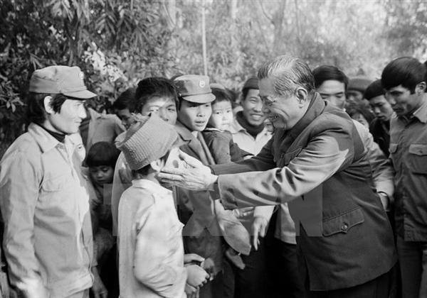 Tổng Bí thư Nguyễn Văn Linh thăm, chúc tết cán bộ xã viên                                     xã Giai Phạm, huyện Mỹ Văn, tỉnh Hưng Yên