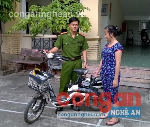 Công an phường  Đội Cung trao trả tài sản cho bị hại