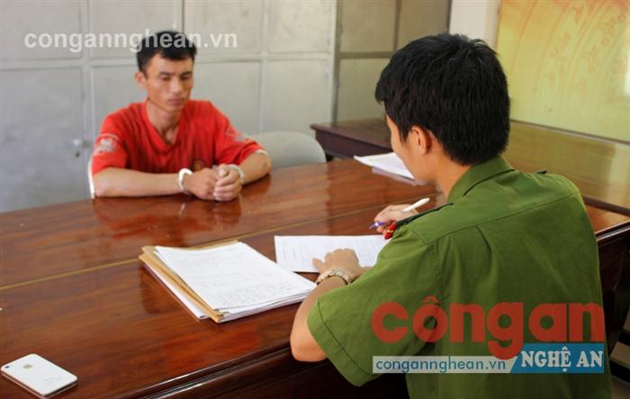    Công an huyện Tân Kỳ lấy lời khai của đối tượng phạm tội về ma túy 