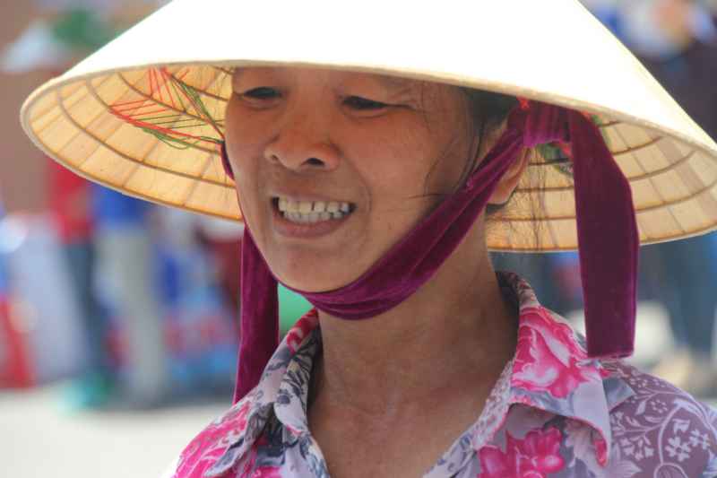 Một người mẹ cười tươi khi con thông báo hoàn thành tốt bài thi