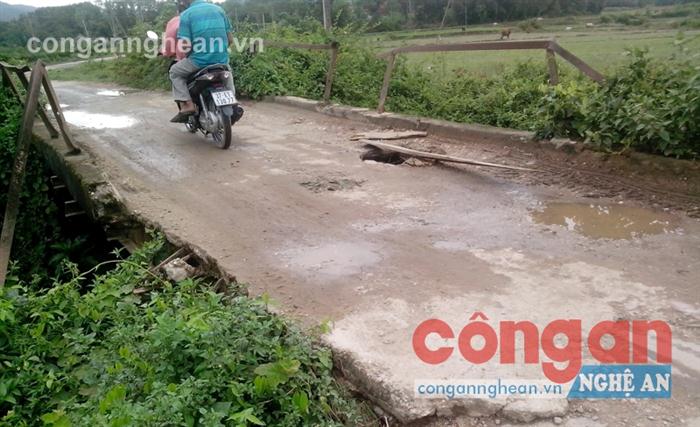 Mố cầu và lan can cầu Khe (xã Thanh Hà, huyện Thanh Chương) bị sập, gãy