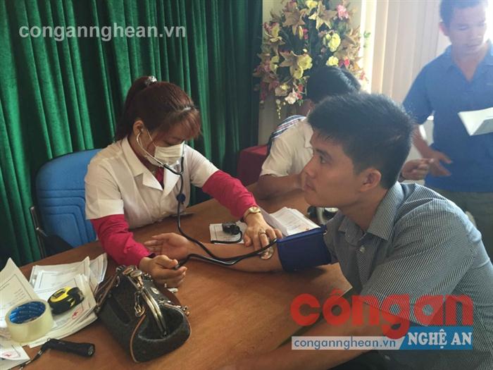   Các                lái            xe tham gia khám sức khỏe
