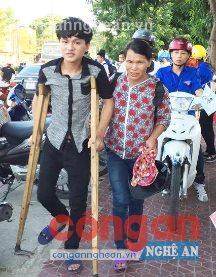 Em Nguyễn Anh Tuấn vượt khó đi thi