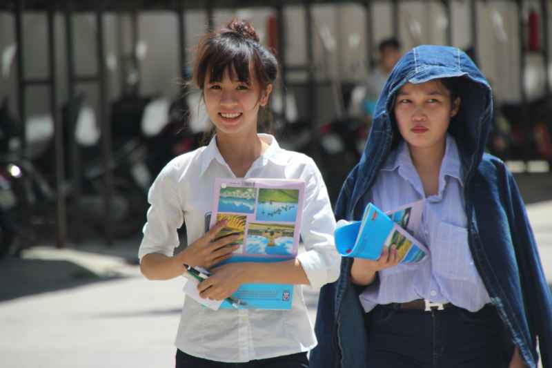 Nữ sinh tự tin sau khi kết thúc ngày thi