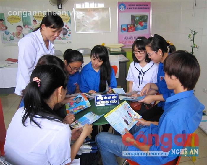 Các bạn trẻ nên đến các trung tâm chăm sóc sức khỏe sinh sản                         để được tư vấn các kiến thức liên quan nhằm tự bảo vệ mình 