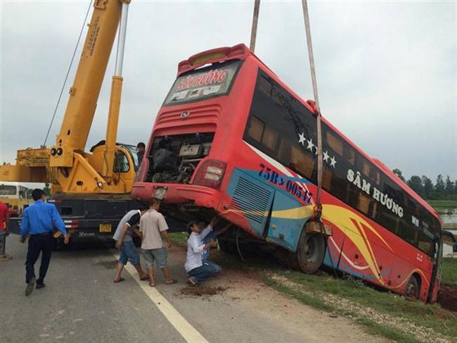 Lực lượng cứu hộ tiến hành cẩu xe lên