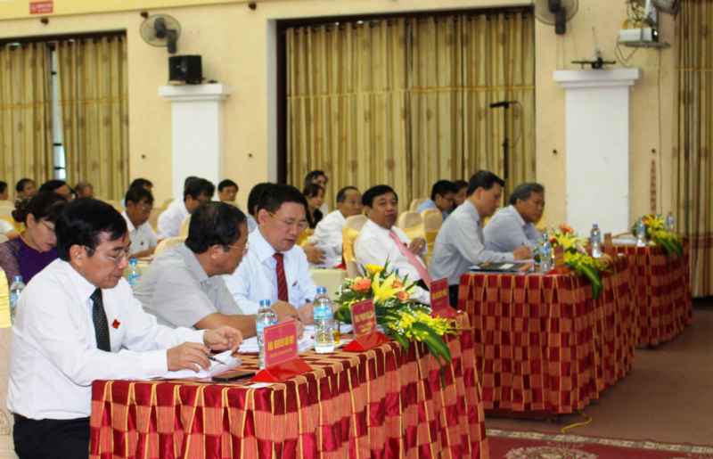 Các đại biểu tham dự kì họp