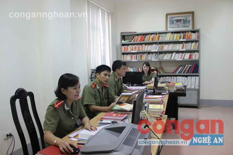 Cán bộ Đội Tổng kết lịch sử và quản lý khoa học đang nghiên cứu,  biên soạn lịch sử
